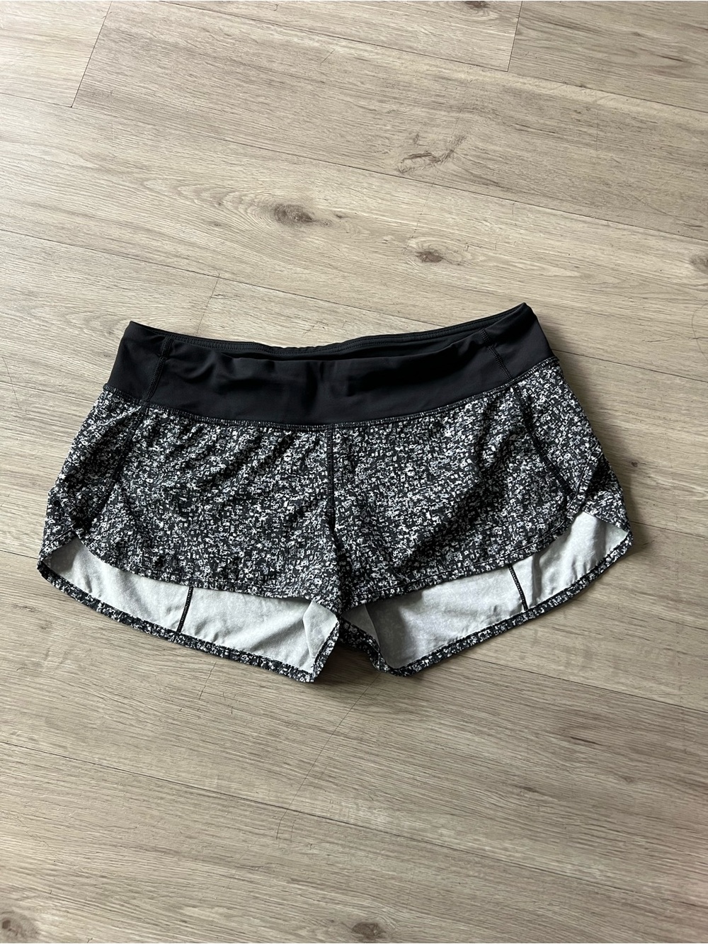 Lululemon Speed Short Size 8 Daisy Dust